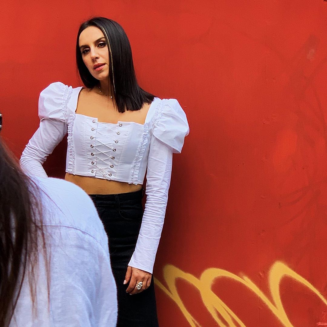 Тільки свобода: Джамала підкорила фото в короткому топі зі шнурівкою