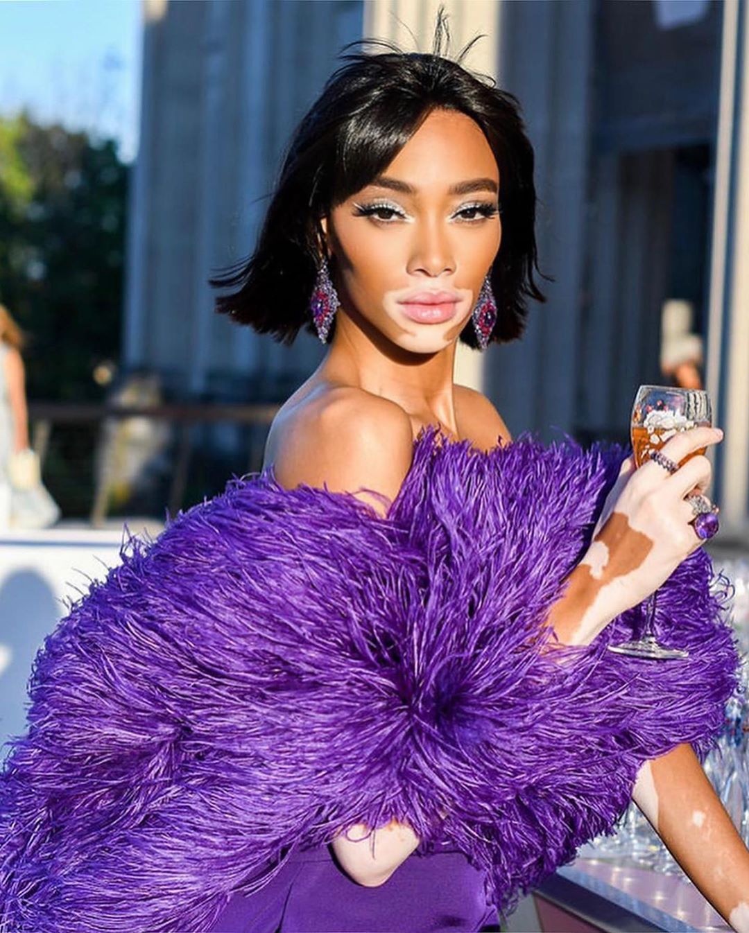 В пурпурном платье с перьями и парике: Винни Харлоу восхитила ярким образом и стройными ногами