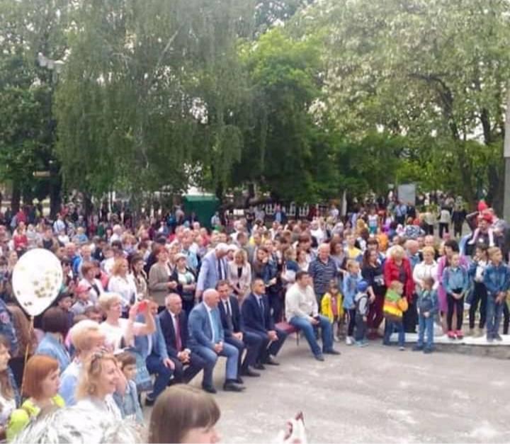 У мережі скандал через останній дзвоник у школі під Житомиром (фотофакт)