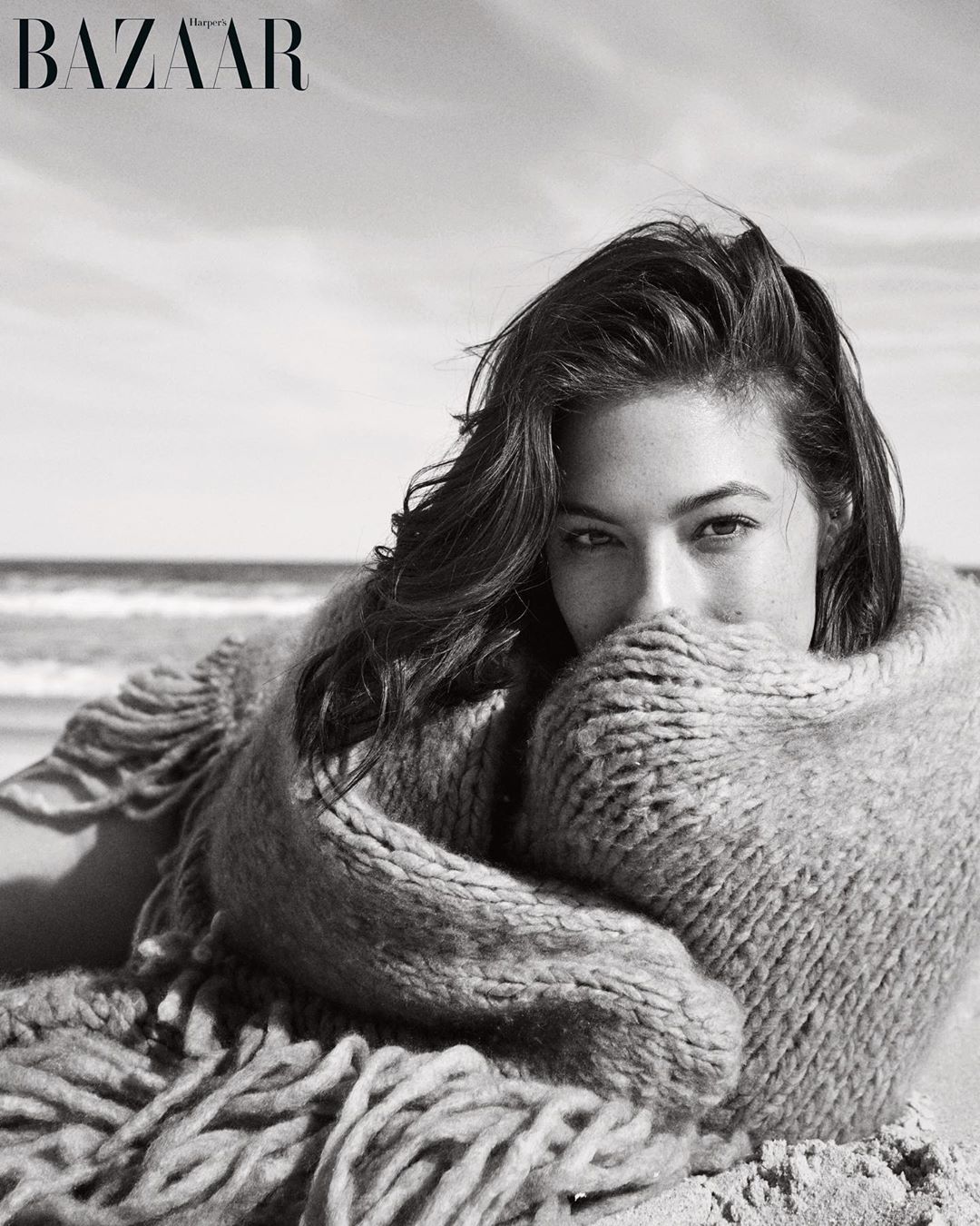 С жареной курицей и в бикини: пышнотелая модель Эшли Грэм снялась для известного глянца