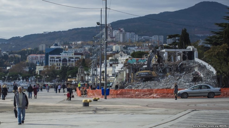 В окупованому Криму зносять торговий комплекс Ахметова