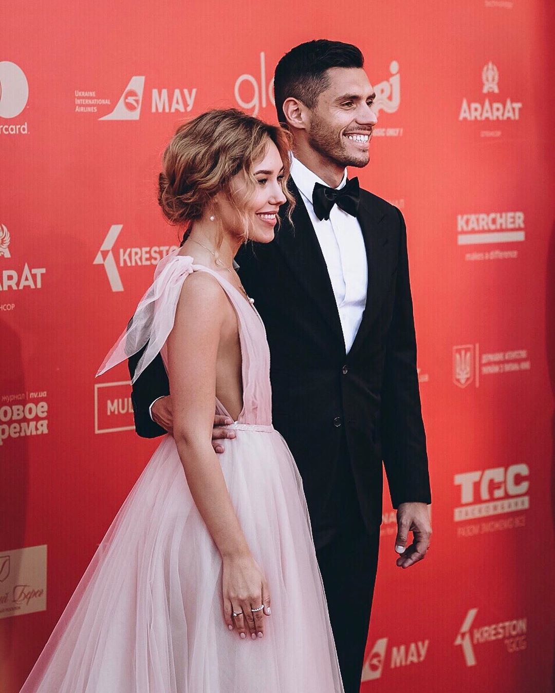 "Чувствую себя прицессой": победительница Холостяк 9 похвасталась уникальным платьем для красной дорожки