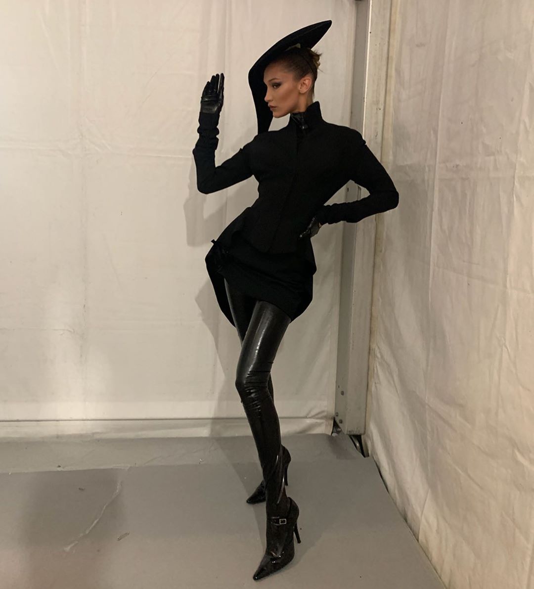 Бунт на подіумі: Белла Хадід підкорила Флоренцію екстравагантним вбранням від культового дизайнера