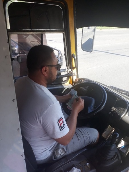 Спеціально загальмував, і я впала: в Одесі маршрутник знущався над вагітною (фото)