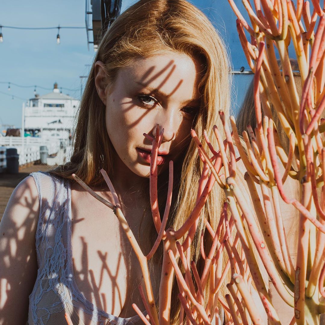 "Красива до непристойності!" Тіна Кароль заворожила фото з глибоким декольте