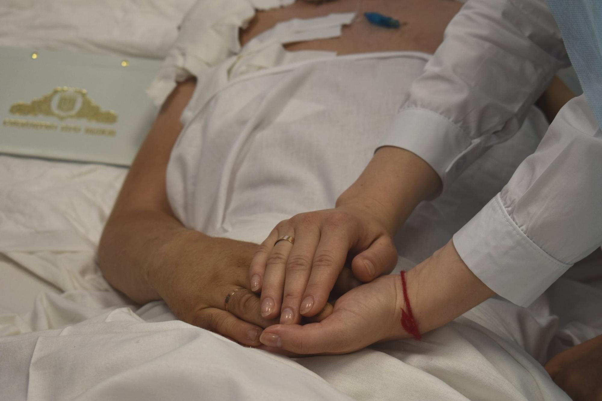 Весілля в реанімації: тяжко поранений воїн ЗСУ одружився прямо в палаті (фото)