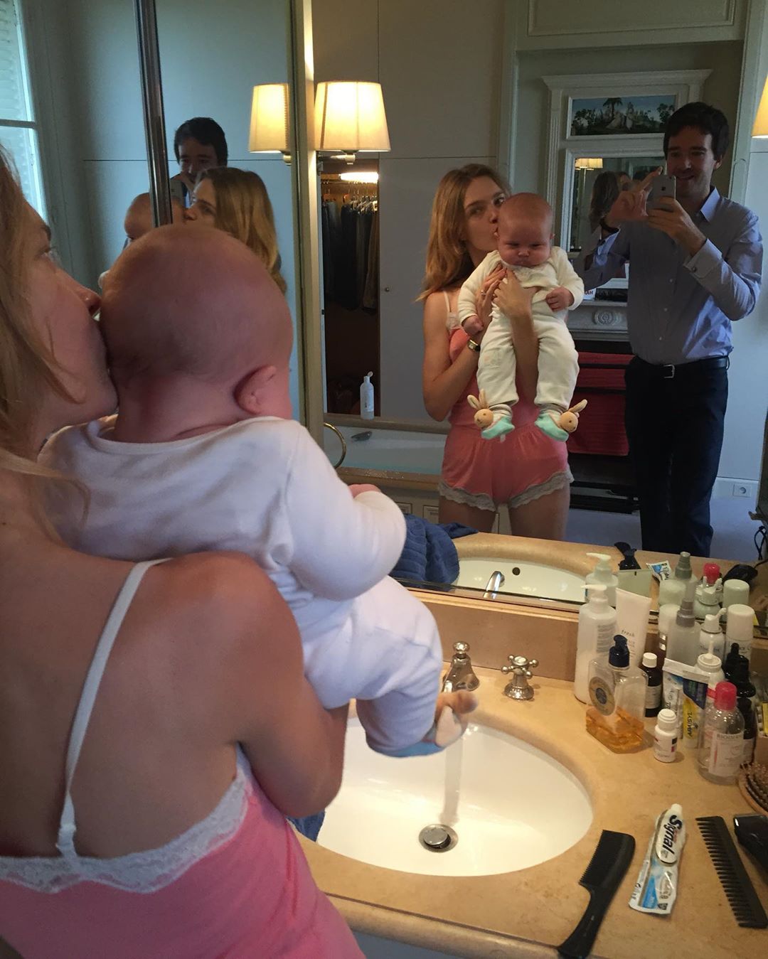 Двойной праздник: Наталья Водянова впервые показала лицо младшего сына от французского миллионера