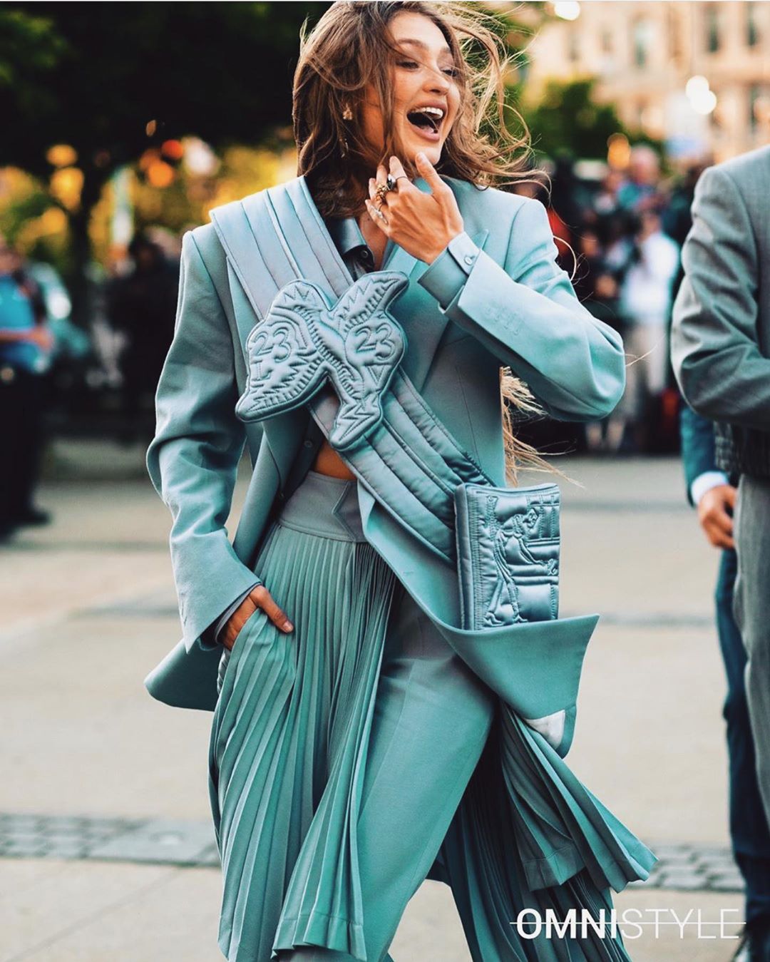 В блискітках і пір'ї: Белла Хадід підкреслила спокусливі форми вечірньою сукнею від Michael Kors