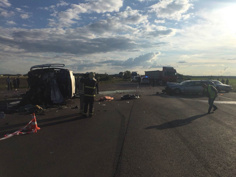В Ровненской области маршрутка столкнулась с автобусом и автоцистерной, есть пострадавшие