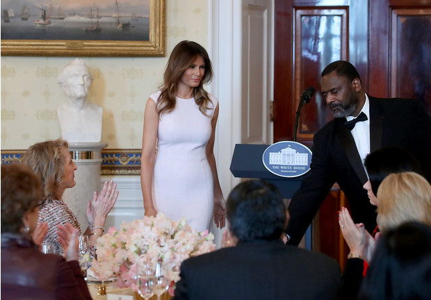 Нежно и элегантно: Мелания Трамп в бледно-розовом наряде трогательно обратилась ко всем матерям