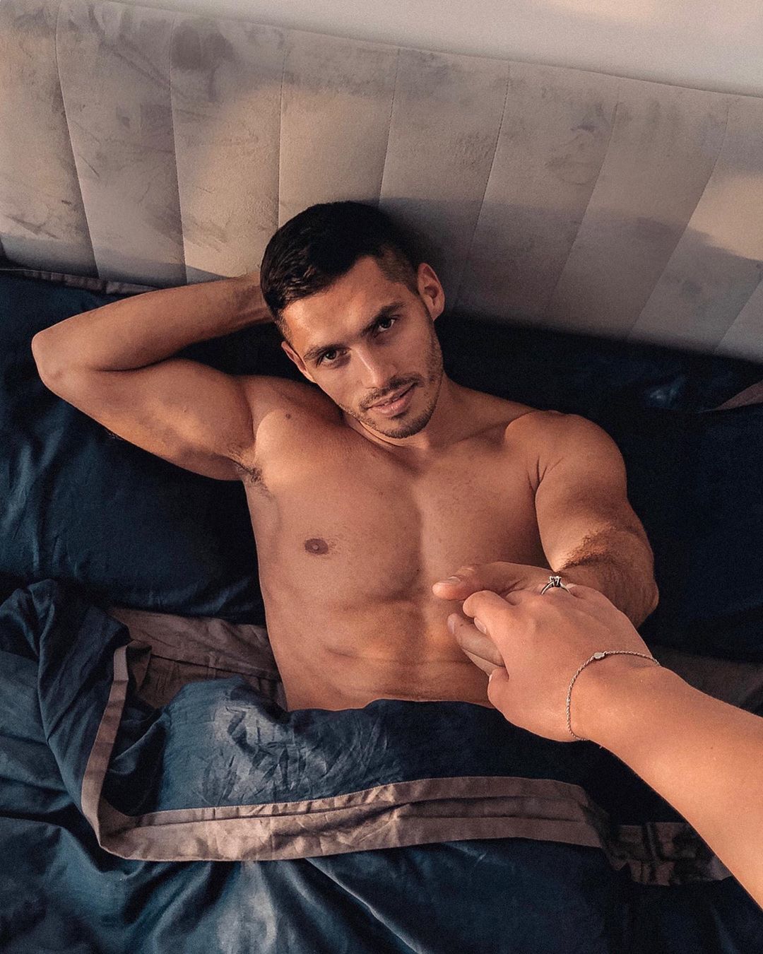 "Стало дуже спекотно": Холостяк 9 здивував постільним фото з обраницею