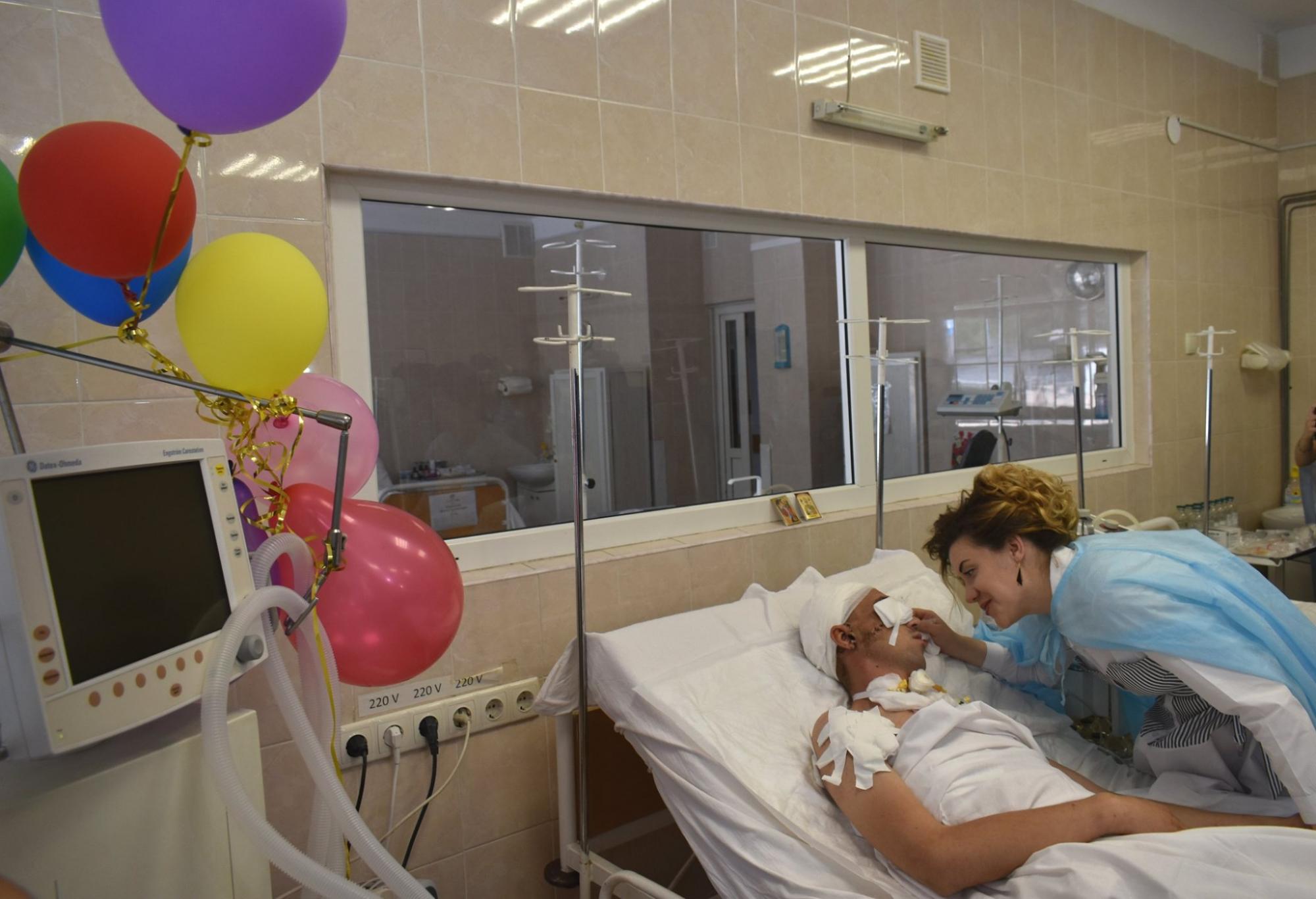 Весілля в реанімації: тяжко поранений воїн ЗСУ одружився прямо в палаті (фото)