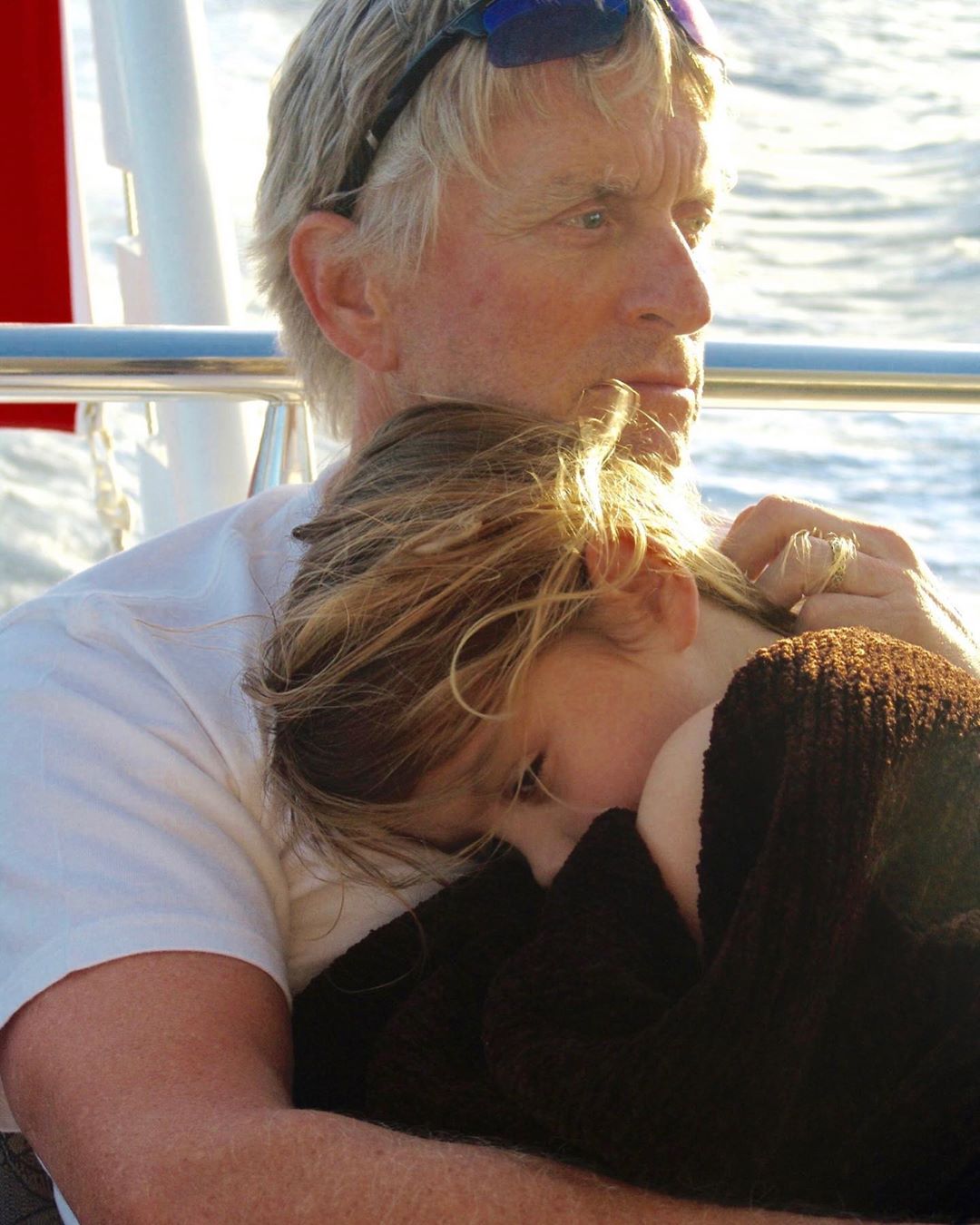 Словно сестры: 49-летняя Кэтрин Зета-Джонс в компании дочери посетила показ Fendi в Риме