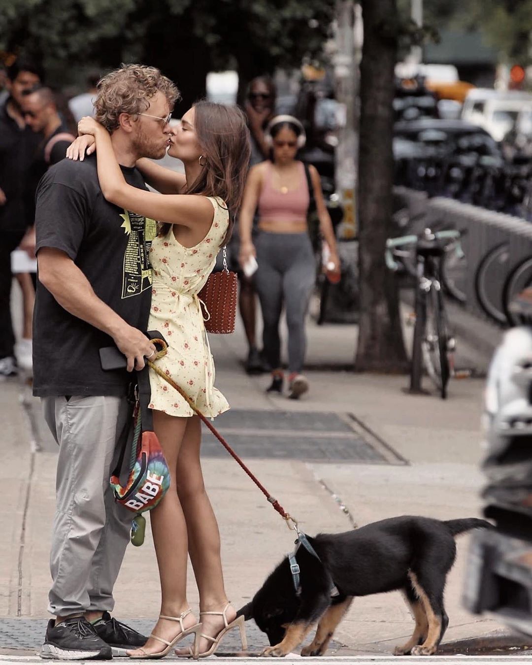 Эмили Ратаковски похвасталась пышной грудью и стройными ногами в красном мини