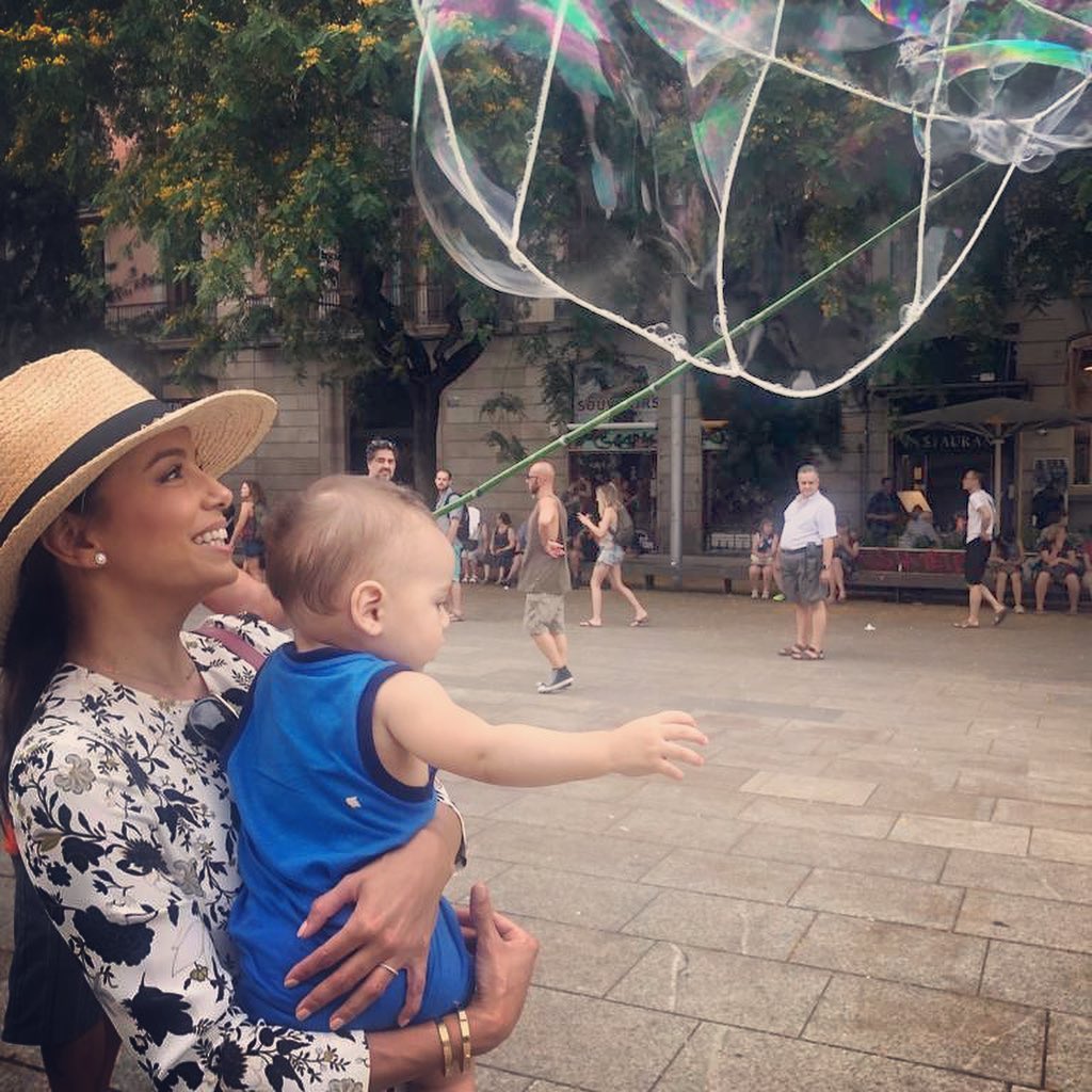 Щаслива матуся: Єва Лонгорія засипала мережу милими фото з однорічним сином