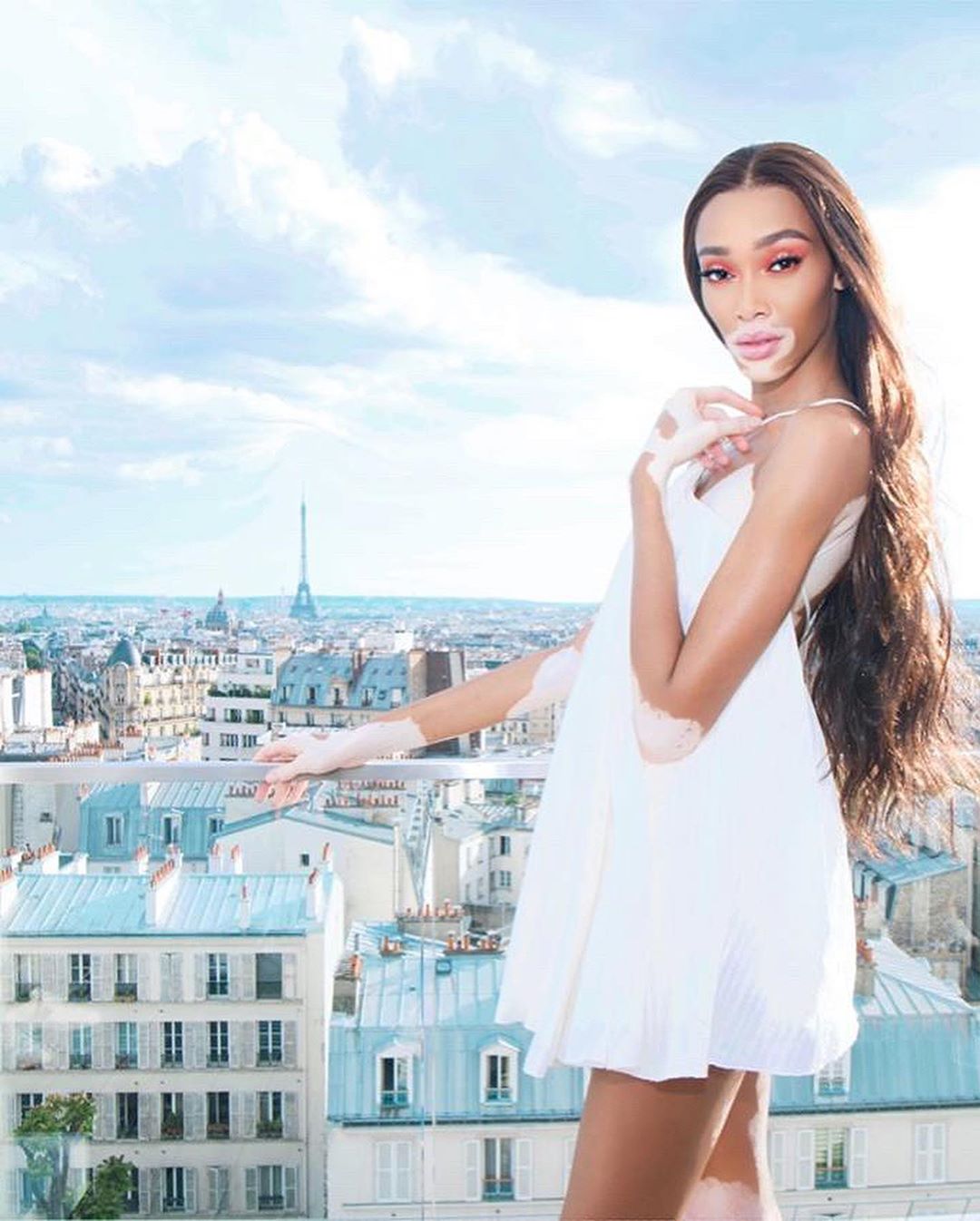 Легкість буття: Вінні Харлоу захопила невагомим літнім вбранням і стрункими ногами