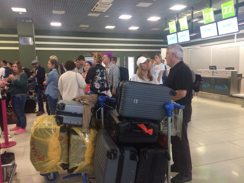 Задержка рейсов в аэропорту &quot;Киев&quot;: пассажирам пообещали вылет из &quot;Борисполя&quot;