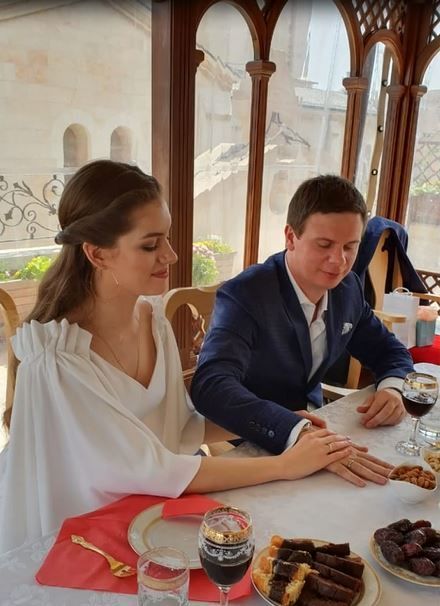 Предложение в вертолете и венчание в Иерусалиме: Комаров рассказал о тайной свадьбе с Кучеренко