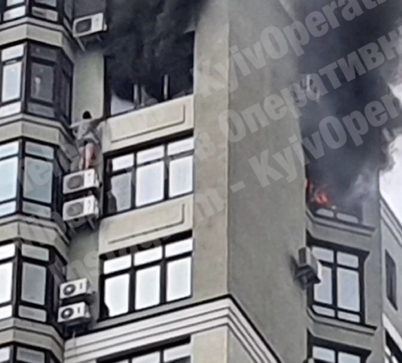 Пожежа в новому ЖК Києва закінчилася трагедією: припарковані авто не давали пожежним під'їхати