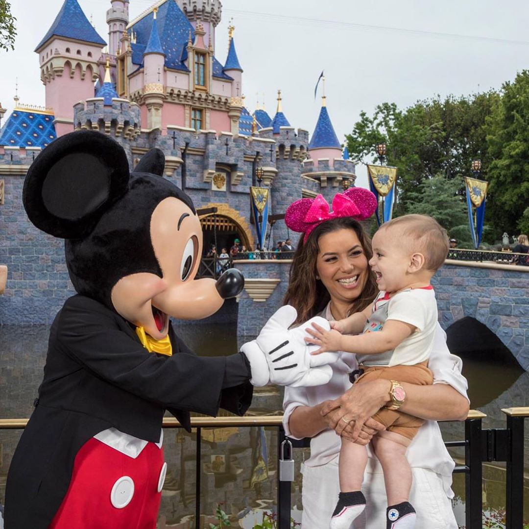 Свято продовжується! Єва Лонгорія засипала мережу милими фото з сином з Діснейленду