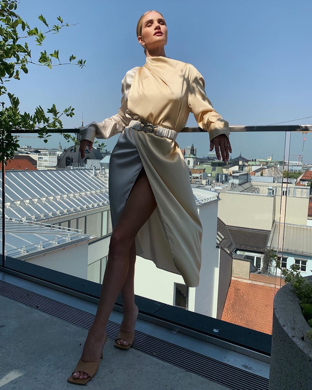 Безупречна: Роузи Хантингтон-Уайтли подчеркнула стройные ноги стильным нарядом