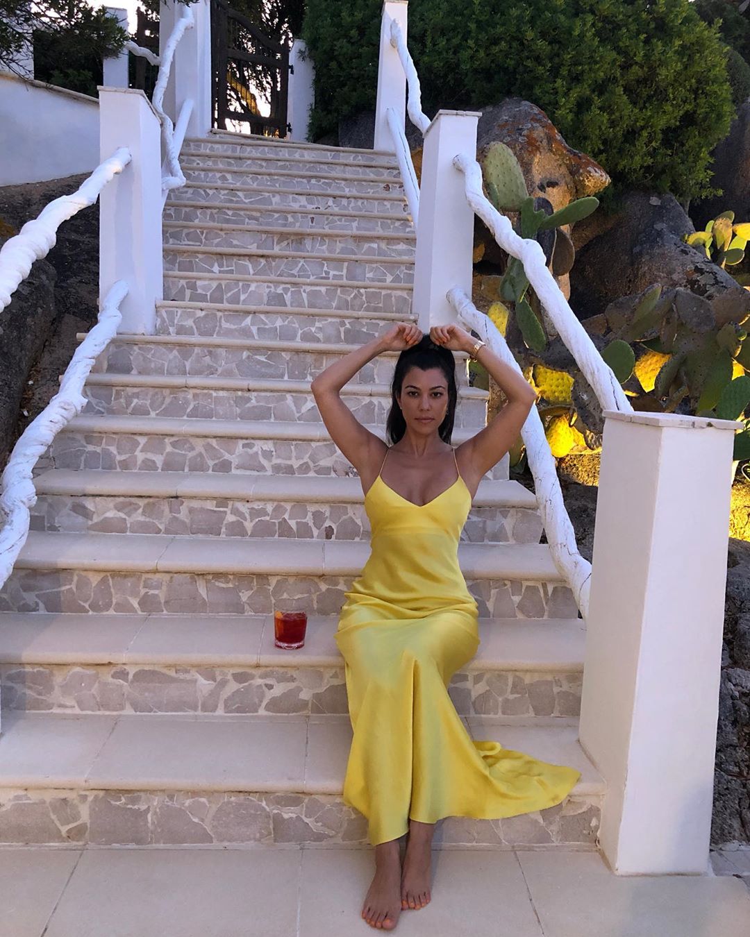 Желтый – новый черный: Кортни Кардашьян показывает, как носить самый яркий оттенок сезона