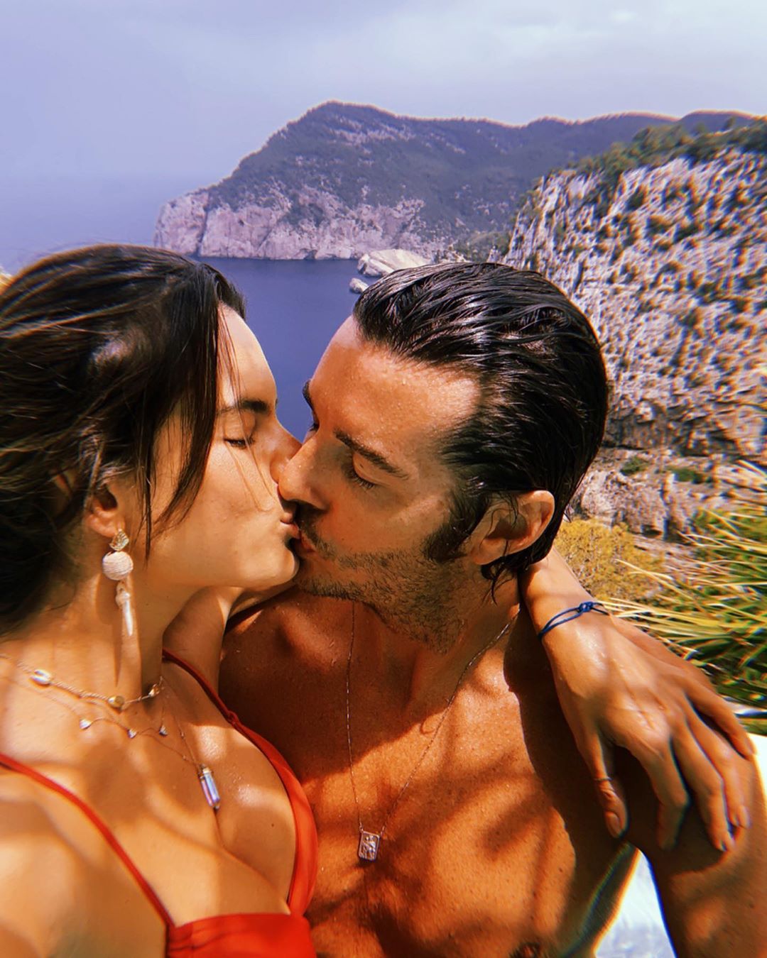 В объятиях любимого: Алессандра Амбросио демонстрирует пылкие чувства и соблазнительную фигуру