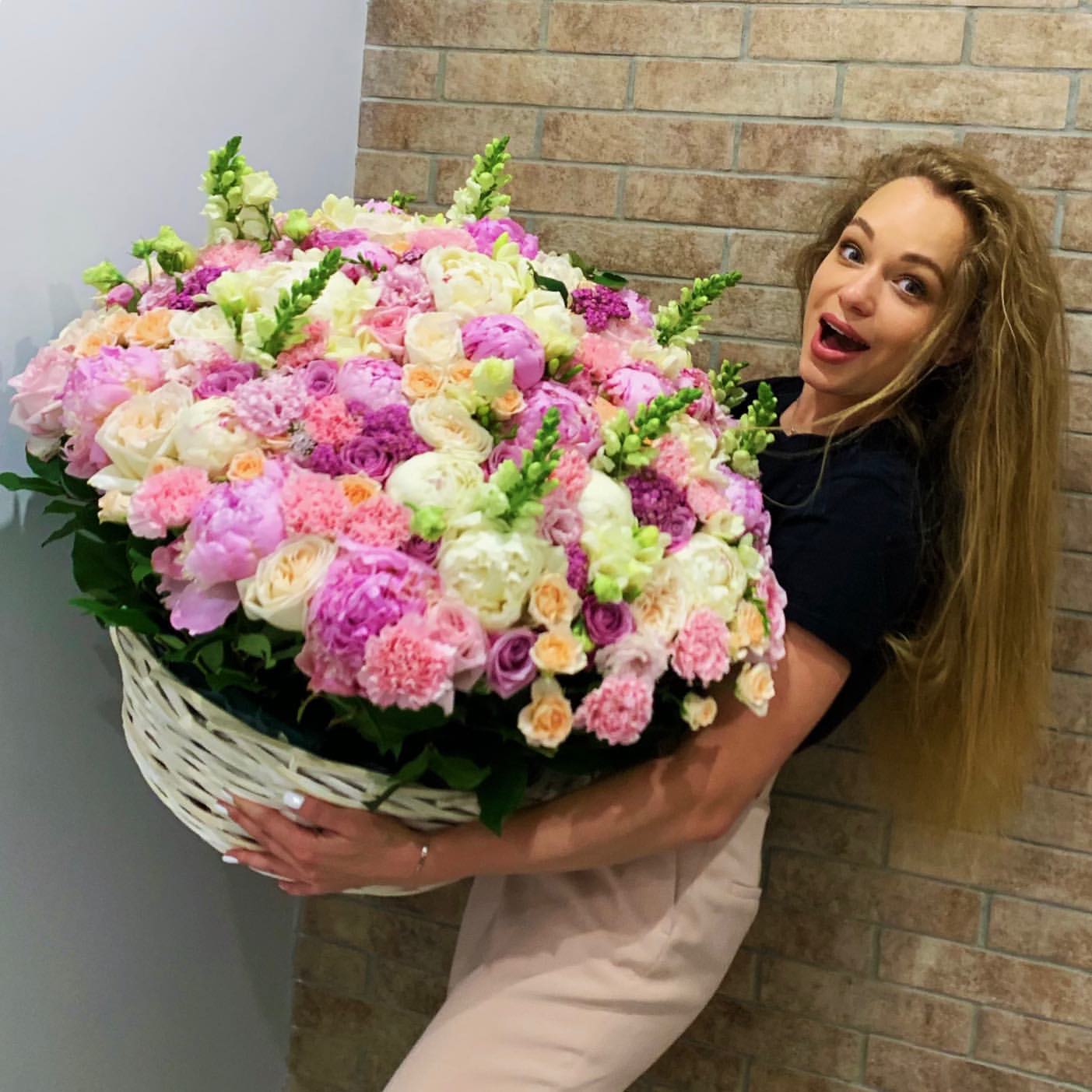 "Смогла выдохнуть": счастливая Яна Соломко заинтриговала огромной корзиной цветов