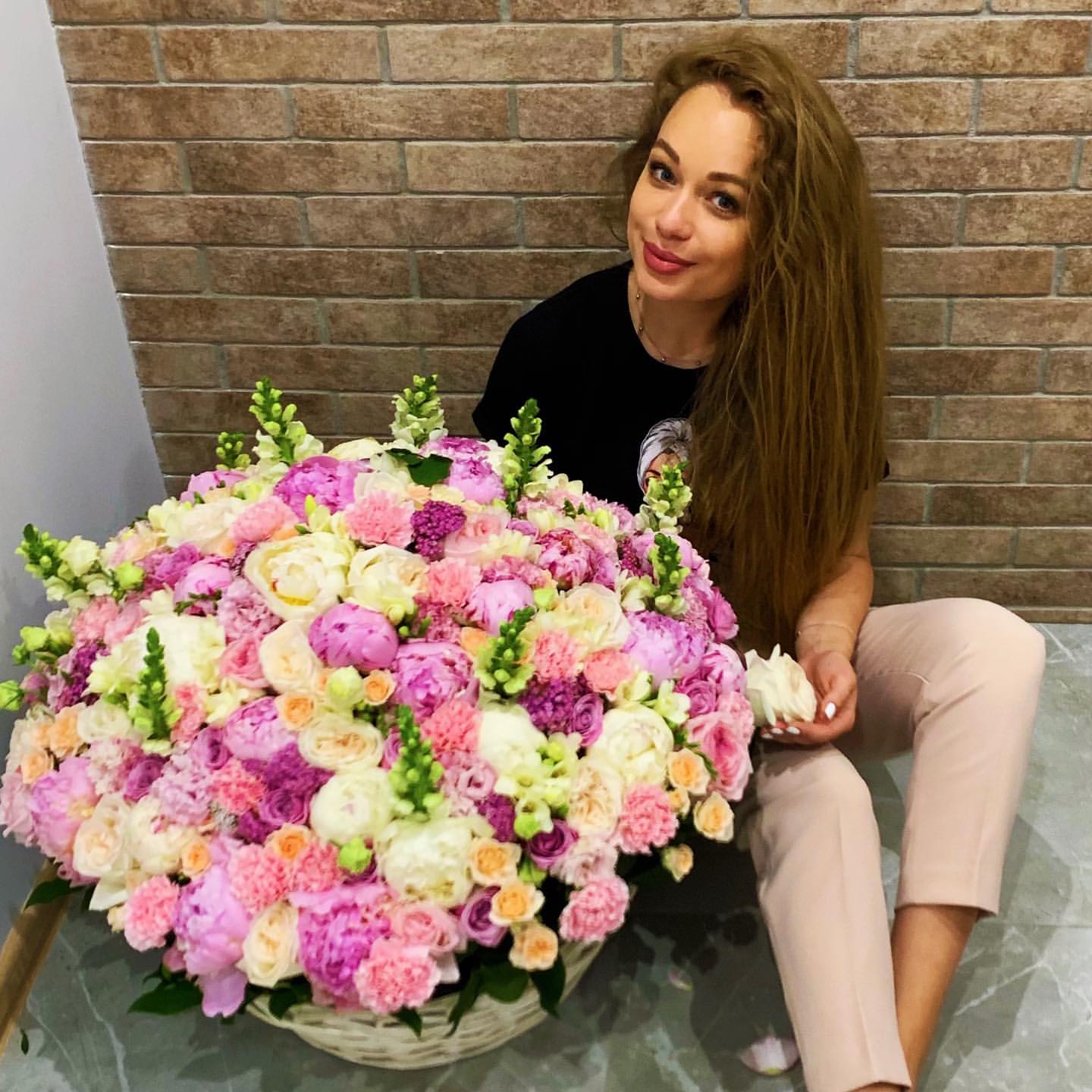 "Смогла выдохнуть": счастливая Яна Соломко заинтриговала огромной корзиной цветов