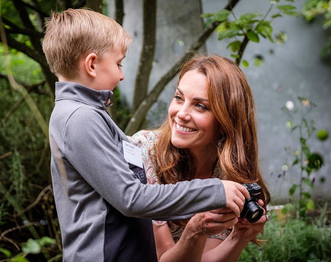 Сама женственность: Кейт Миддлтон покорила сеть романтичным летним образом и жизнерадостностью