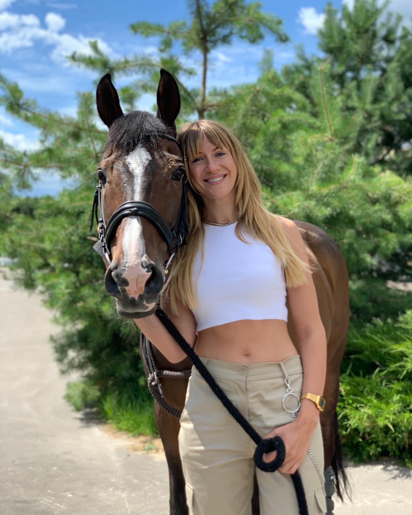 "Такая романтичная!" Счастливая Леся Никитюк умилила фотосессией с лошадью