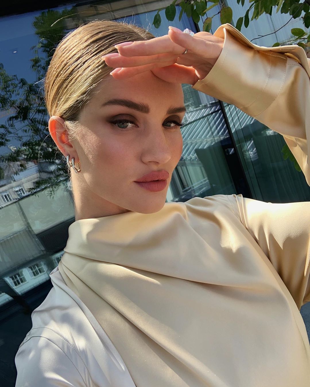 Безупречна: Роузи Хантингтон-Уайтли подчеркнула стройные ноги стильным нарядом