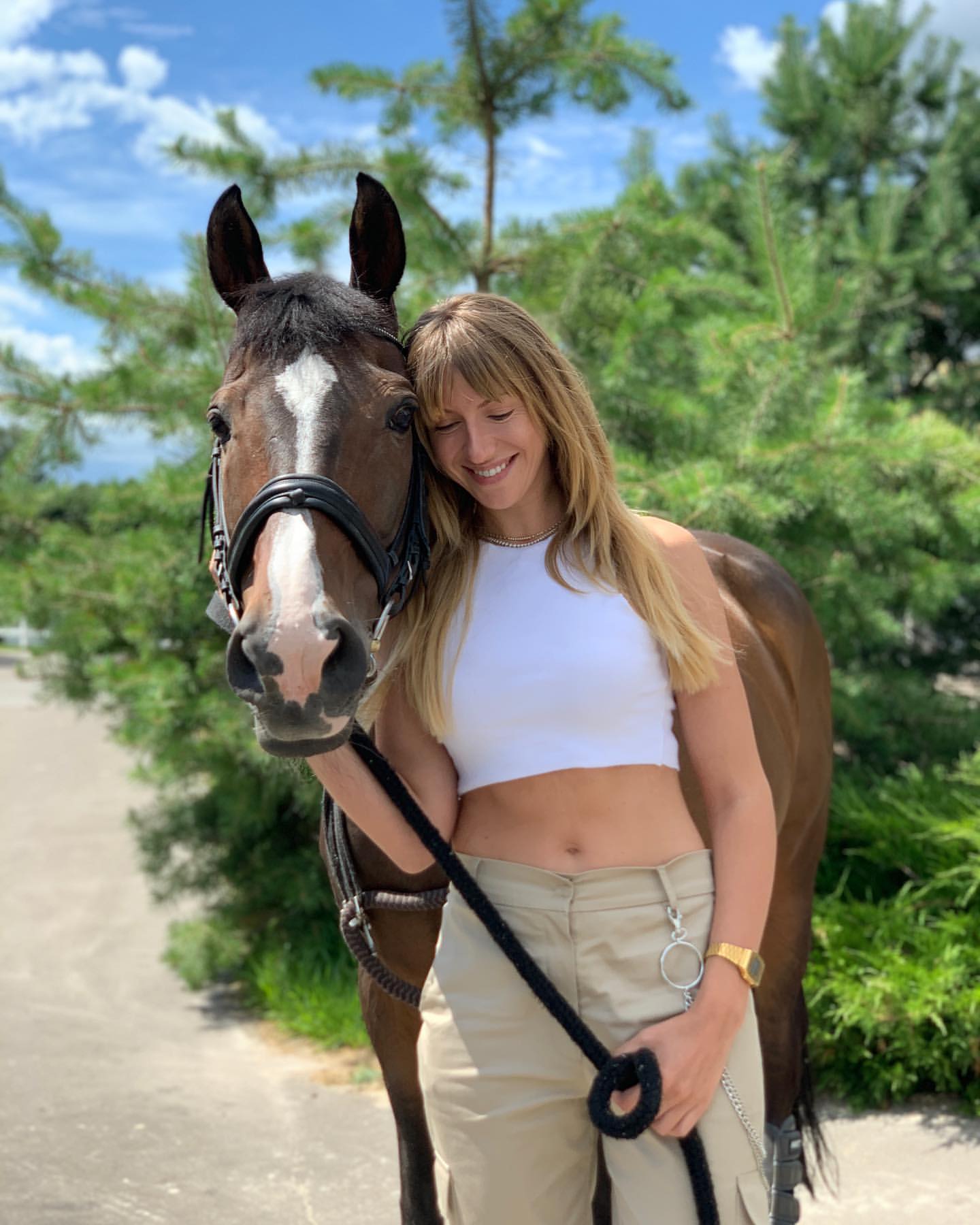 "Такая романтичная!" Счастливая Леся Никитюк умилила фотосессией с лошадью