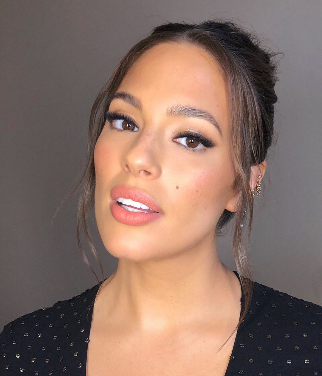 С декольте и голыми ногами: модель plus-size Эшли Грэм подчеркнула формы эффектным мини