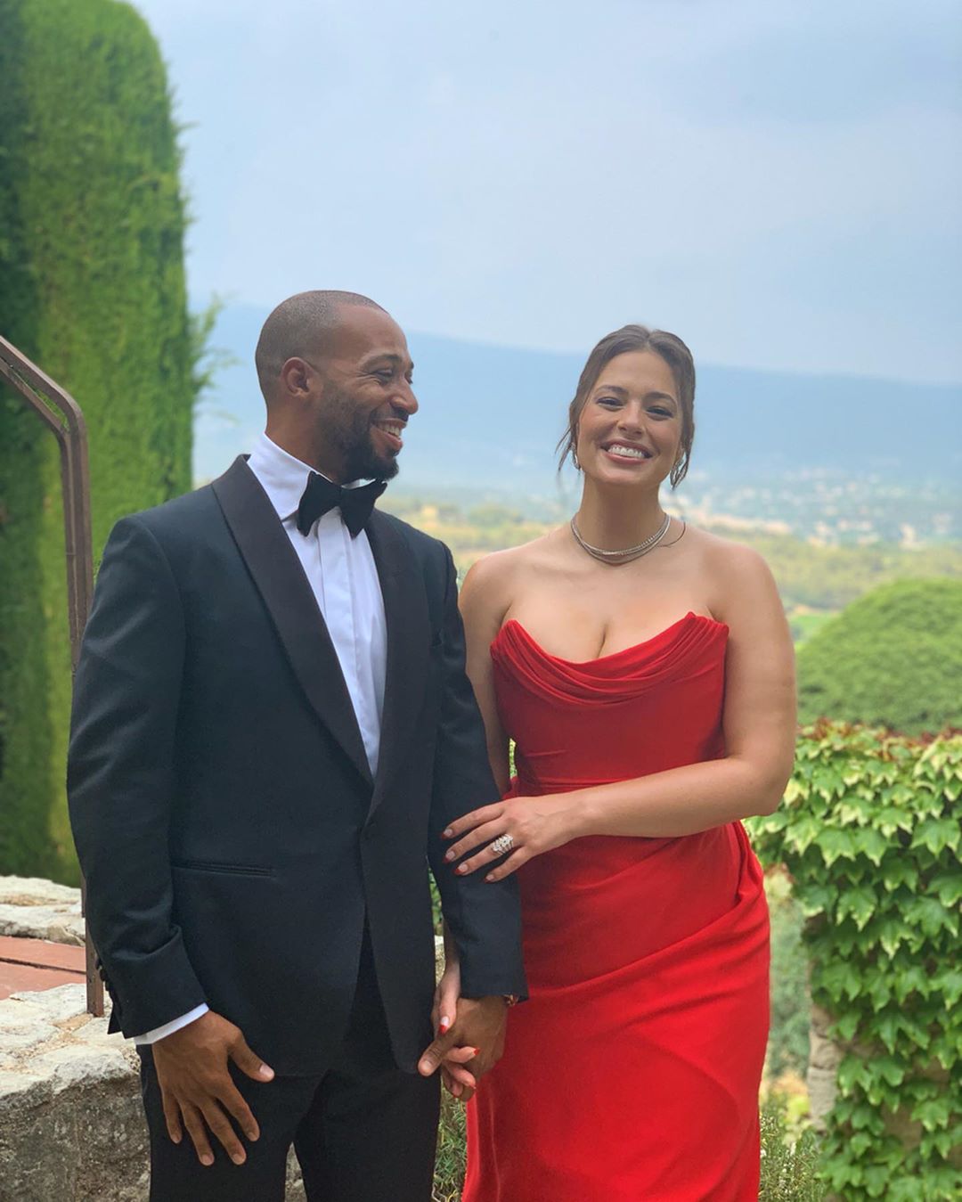 Червоний їй до лиця: пишнотіла модель Ешлі Грем блищить в розкішному червоному платті з декольте