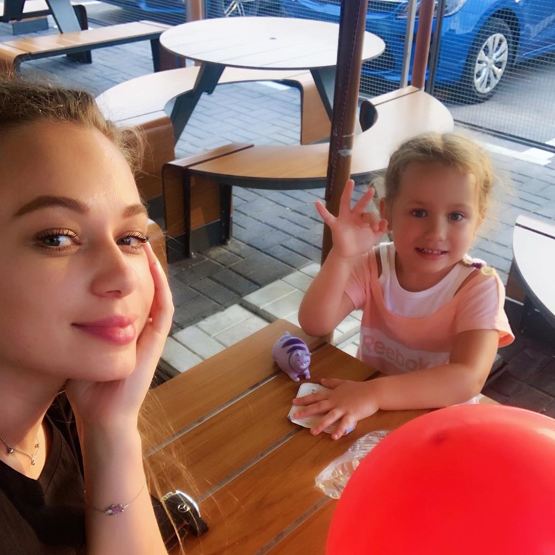 Пострадала моя дочь: известную украинскую певицу не выпустили из страны