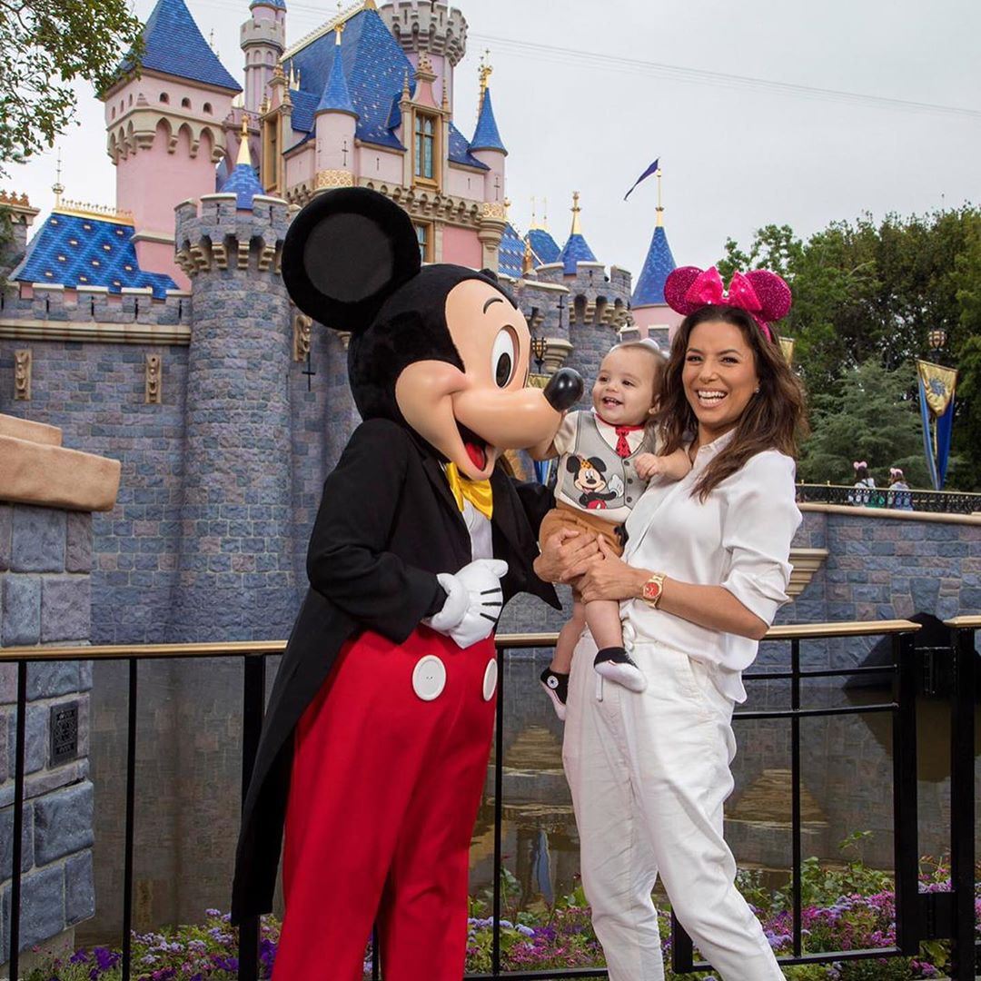 Свято продовжується! Єва Лонгорія засипала мережу милими фото з сином з Діснейленду