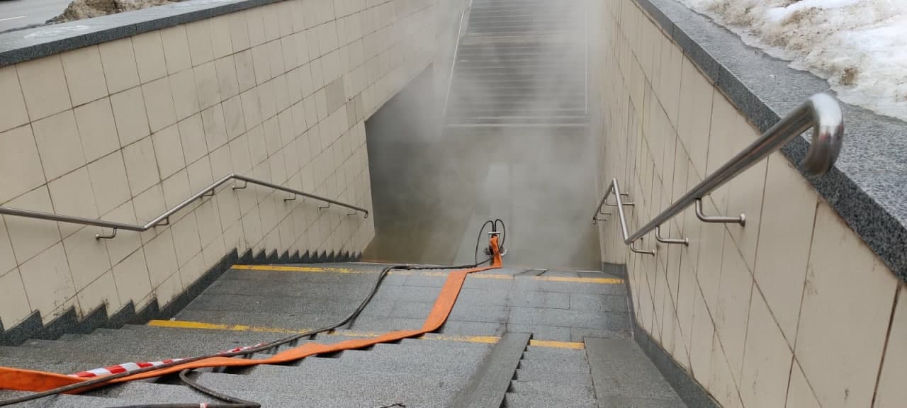 На Шулявці у Києві прорвало теплотрасу. Вода затопила перехід