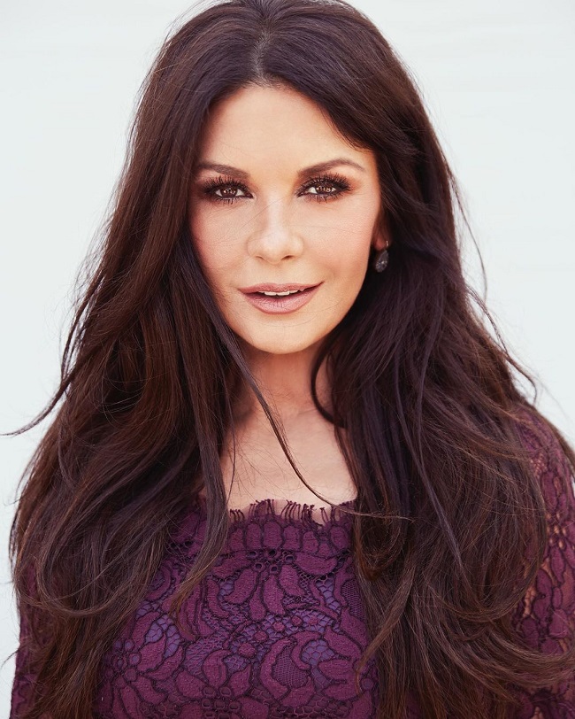 Словно сестры:  49-летняя Кэтрин Зета-Джонс в компании дочери посетила показ Fendi в Риме