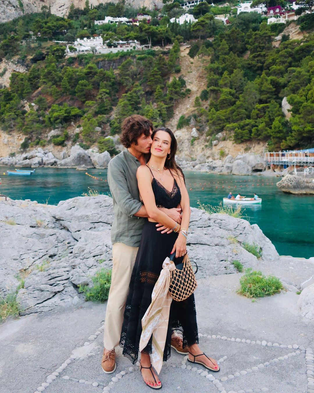 В соблазнительных нарядах и объятиях любимого: Алессандра Амбросио показала жаркие кадры с отдыха