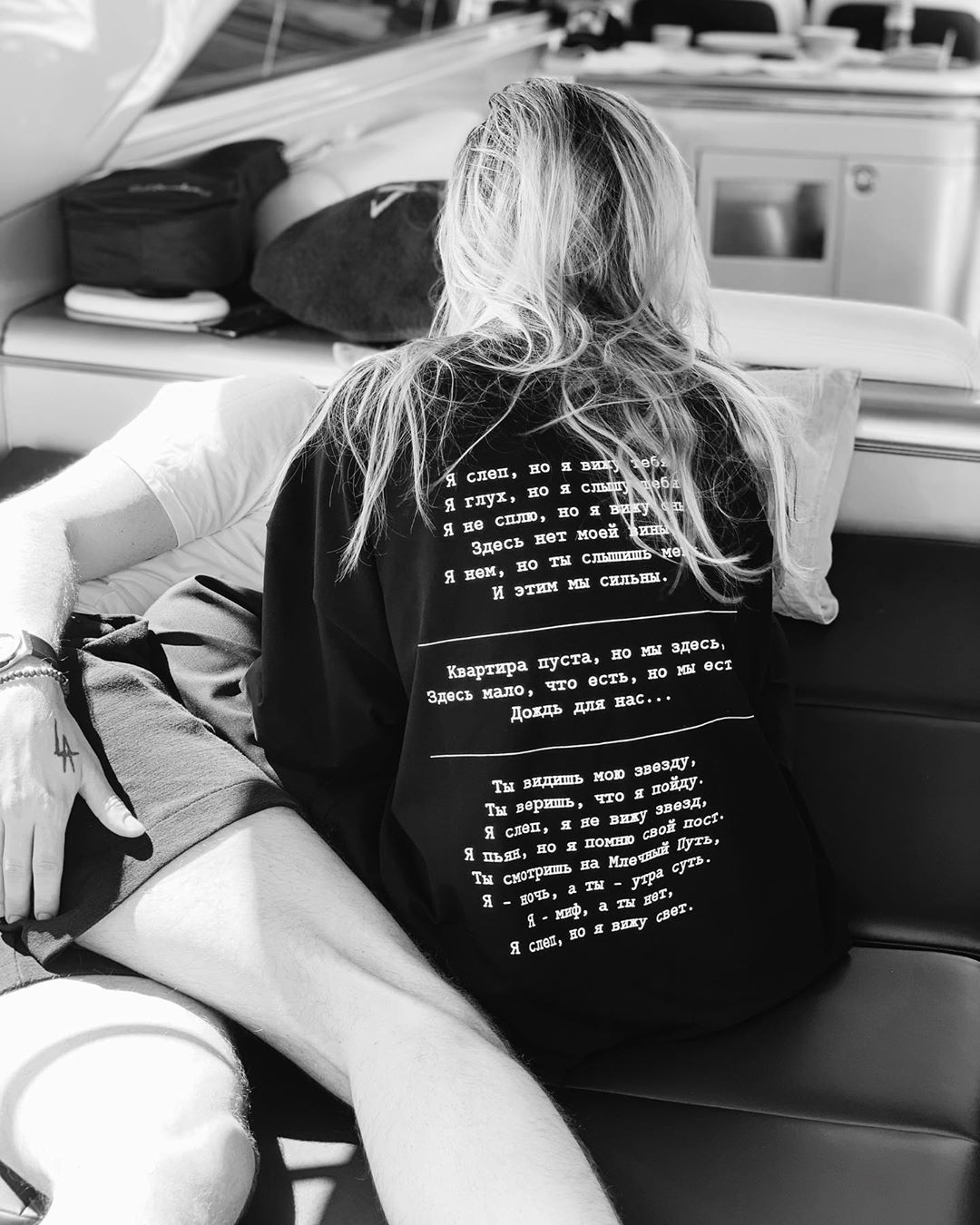 Жирный намек: Лобода поймала букет невесты на свадьбе сестры (видео)