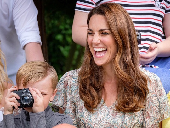 Сама женственность: Кейт Миддлтон покорила сеть романтичным летним образом и жизнерадостностью