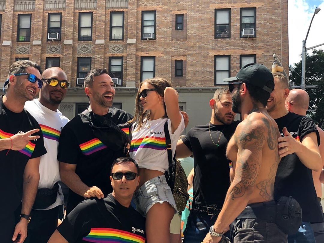 Страдать за Брэдли некогда: постройневшая Ирина Шейк зажигает в Нью-Йорке со знаменитым дизайнером