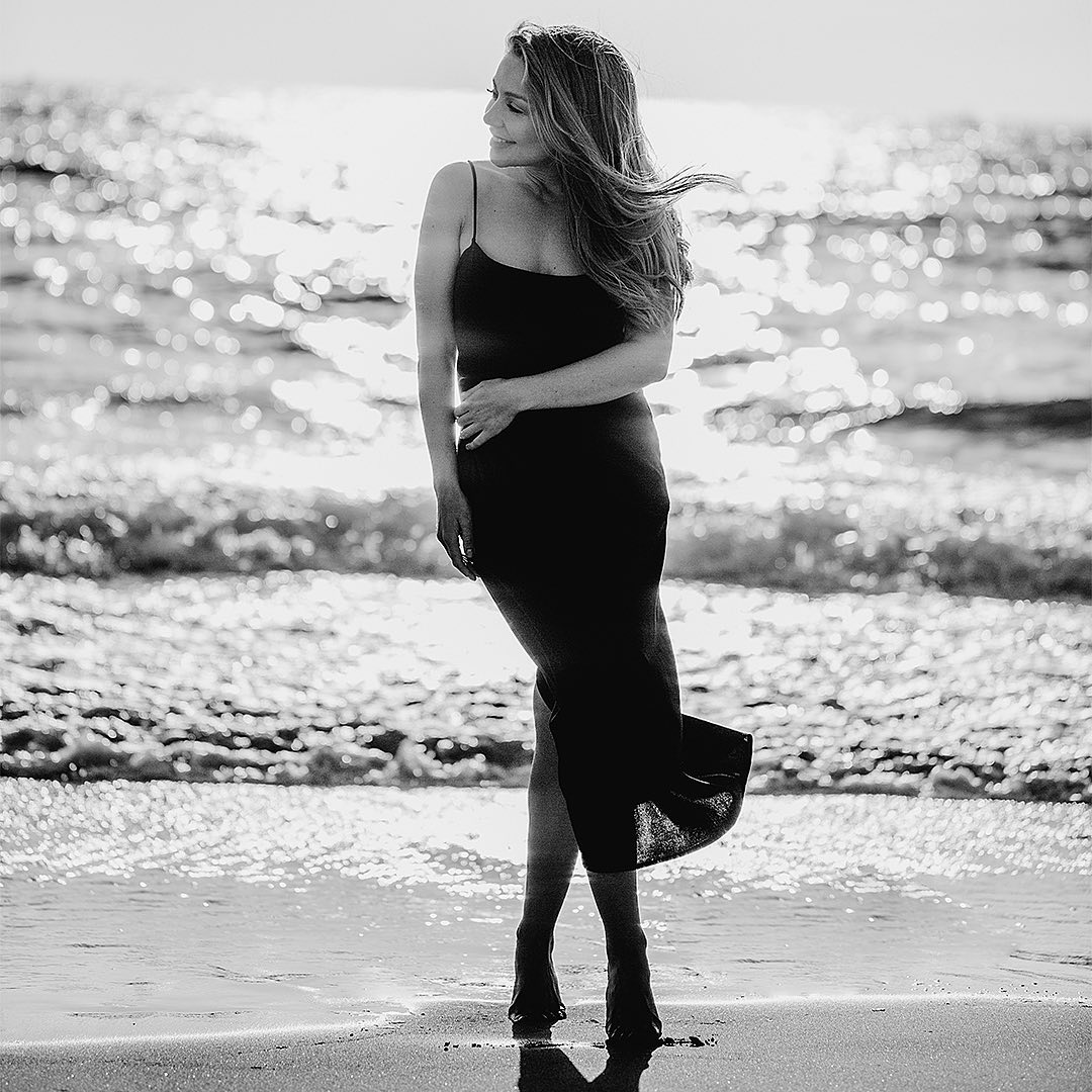 Вишукана спокуса: Тіна Кароль полонила чуттєвим пляжним відео біля океану