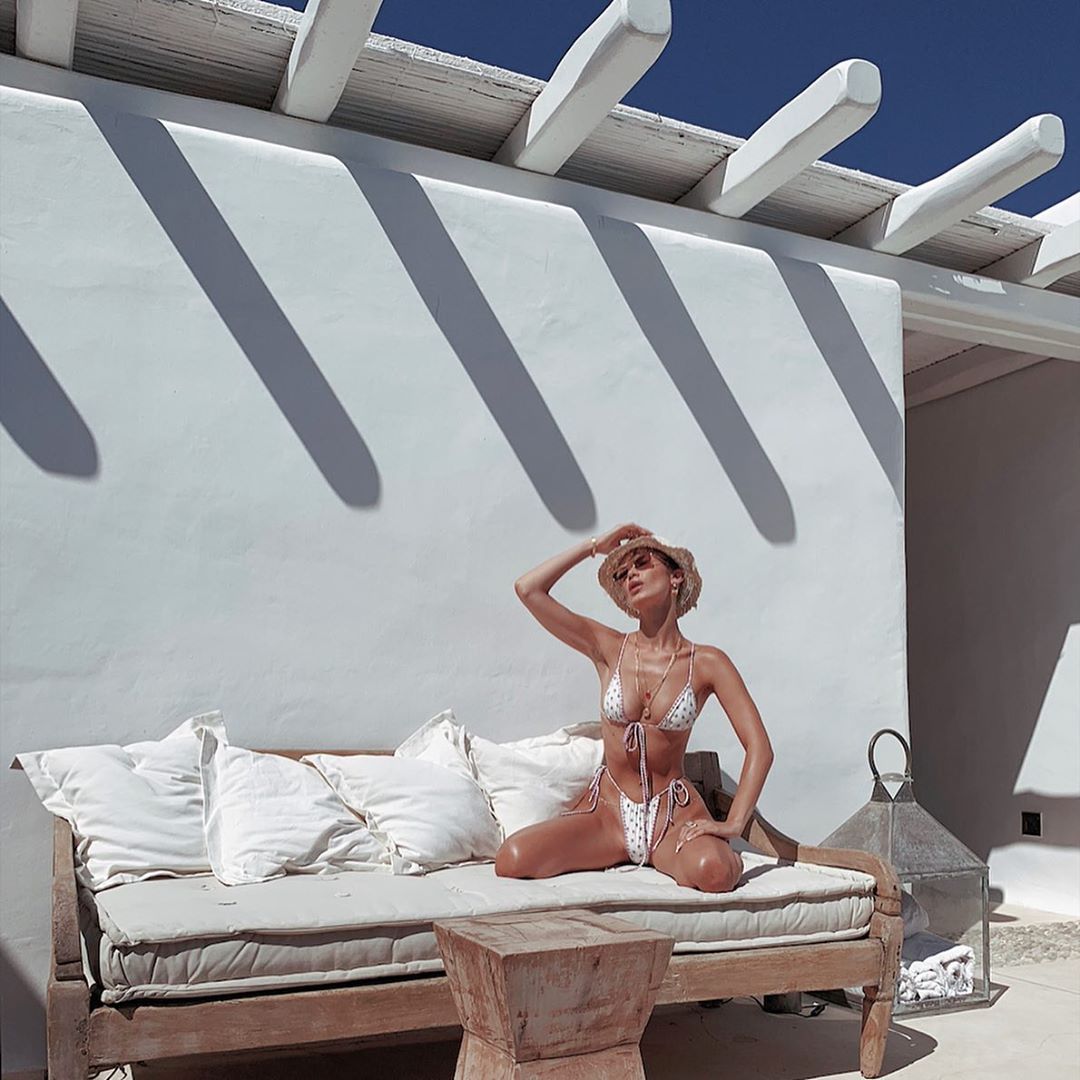 Горячие сестрички: Джиджи и Белла Хадид демонстрируют безупречные тела в откровенных купальниках