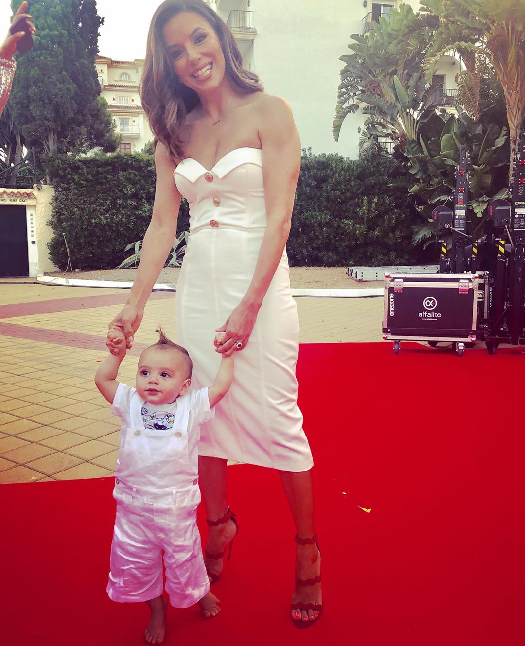 44-річна Єва Лонгорія захопила досконалою фігурою у відвертій сукні