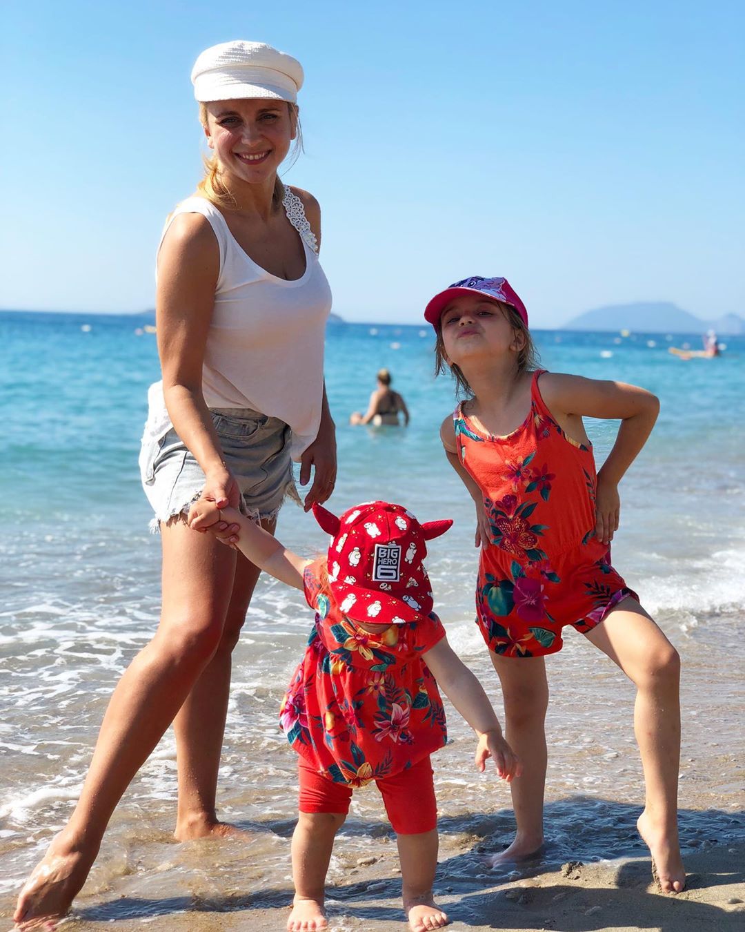 Модные девчонки: Лилия Ребрик в коротких шортах показала &quot;морское&quot; фото с дочками