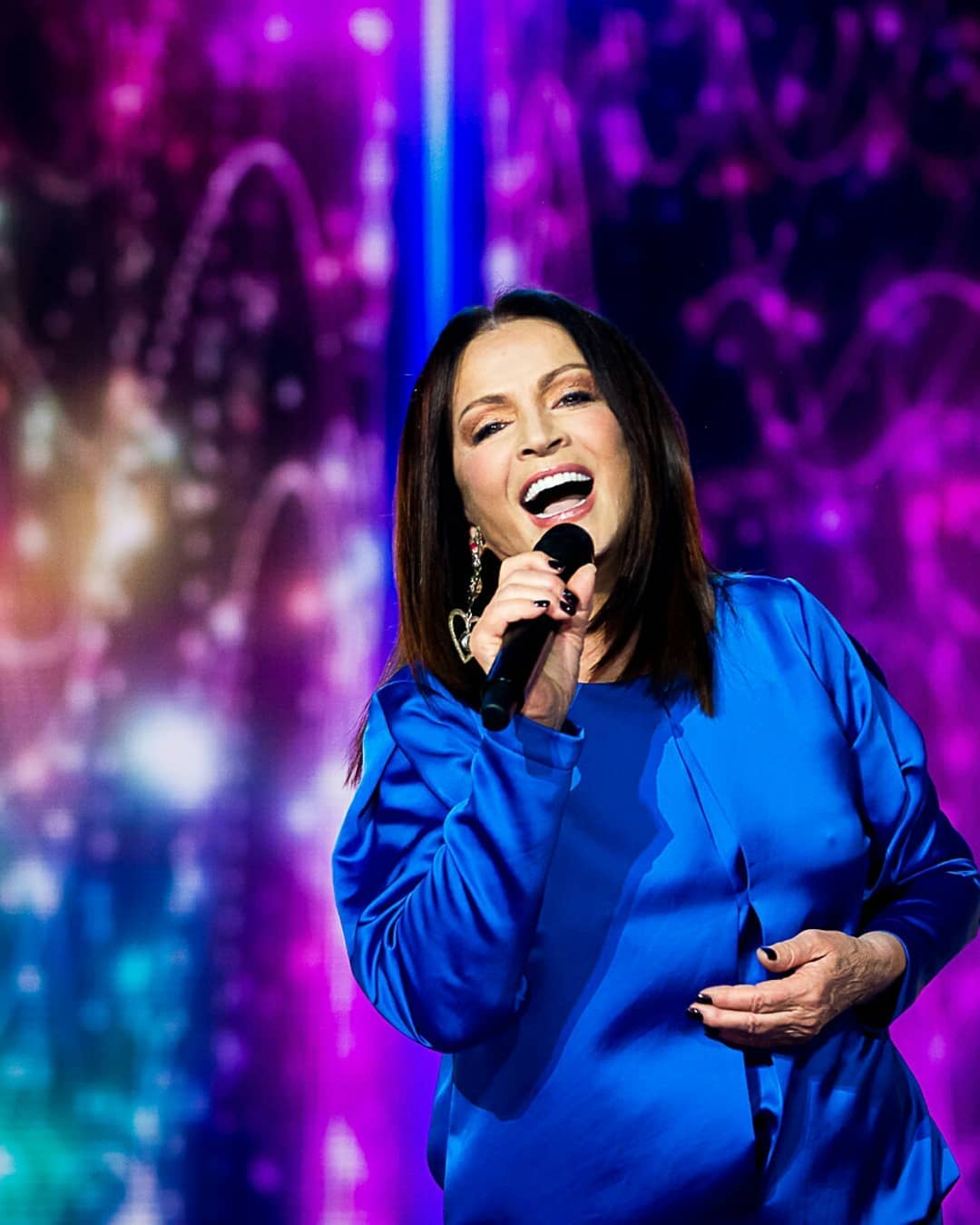 Лез целоваться: Ротару оттолкнула молодого поклонника прямо на сцене (видео)