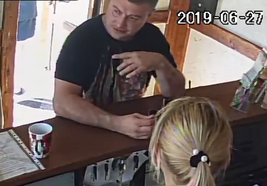 У Карпатах турист побив поні: неадекват накинувся на мирну тварину з кулаками