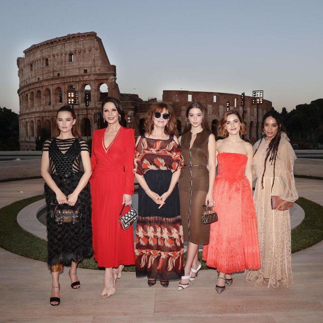 Словно сестры:  49-летняя Кэтрин Зета-Джонс в компании дочери посетила показ Fendi в Риме